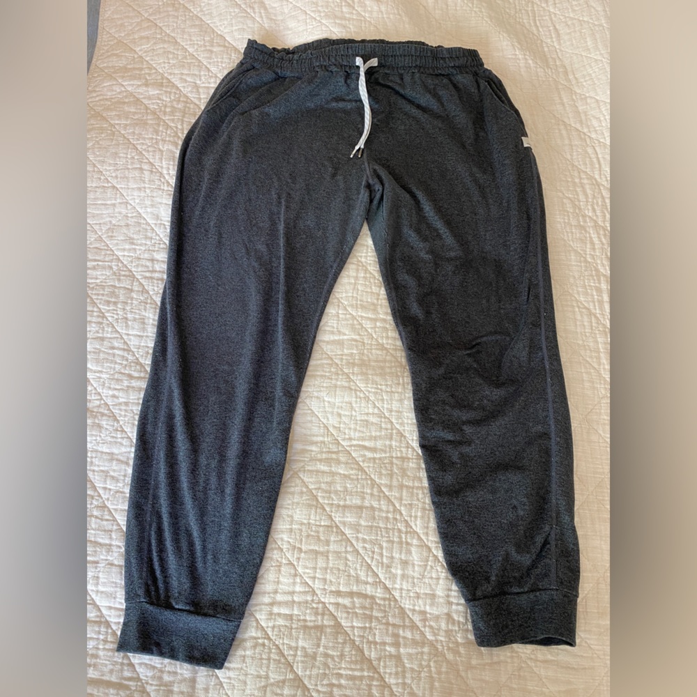 Vuori Heather Gray Performance Jogger size XL.